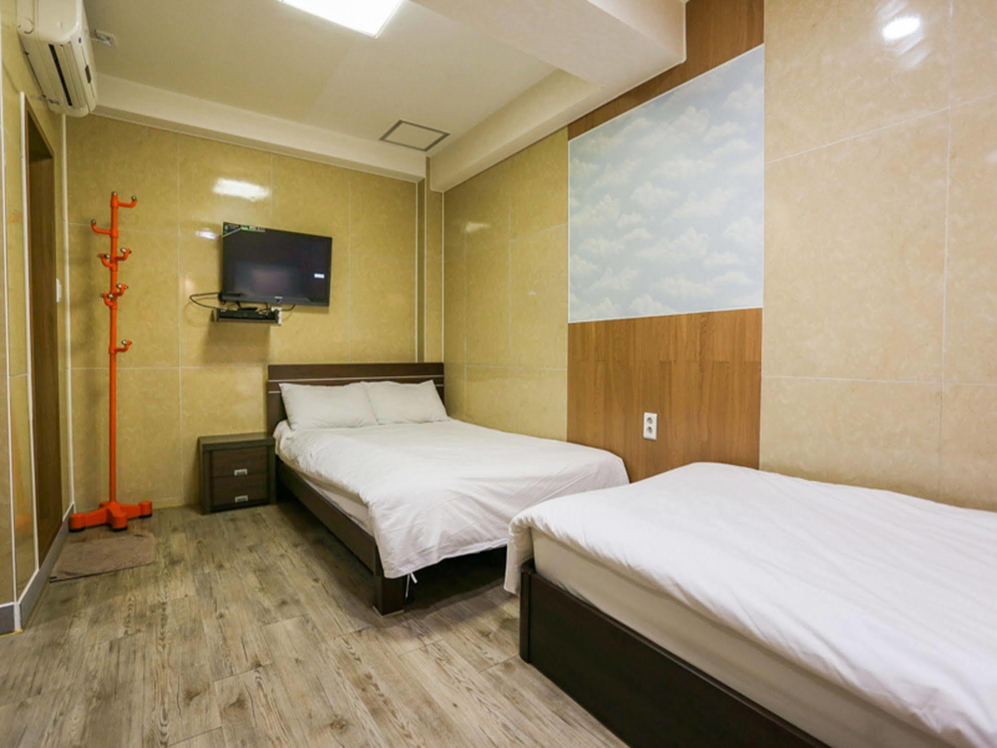 Guesthouse Myeongdong 2 Seoul Exterior photo